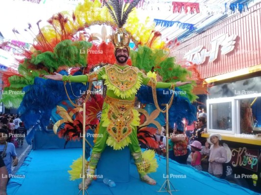 Zablah conmemoró sus 30 años tras la organización del popular Carnaval de La Ceiba vestido como un rey en una colorida carroza.