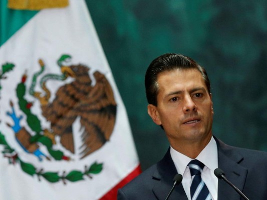 Peña Nieto lamenta muro fronterizo y promete defender a mexicanos en EUA