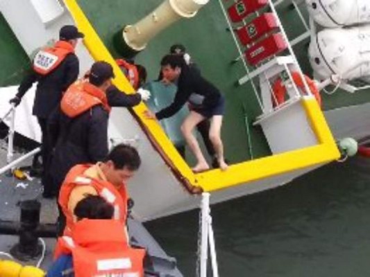 Video muestra cómo capitán del ferry en Corea del Sur abandona el barco