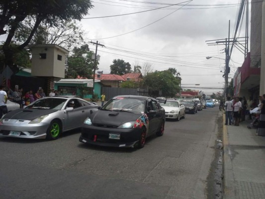 Desfile de caballos pura sangre entretienen a sampedranos