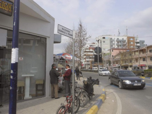 Una ciudad albanesa dedica una calle a Donald Trump