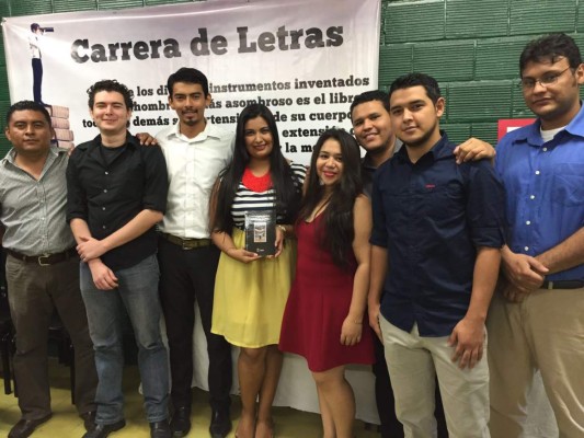 Rinden tributo a Óscar Acosta en el Día del Idioma Español