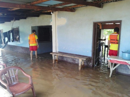 Bomberos evacuan a familias por inundación en Villanueva