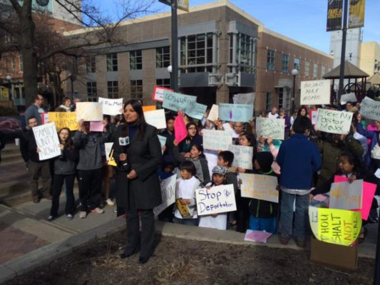 Marchan contra deportación de pastor hondureño
