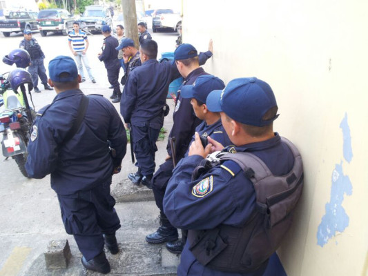 Policías reclaman pago de salarios atrasados en San Pedro Sula