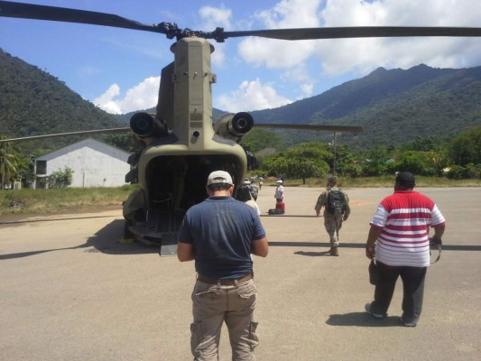 Helicópteros trasladan a pacientes a barco hospital de EUA