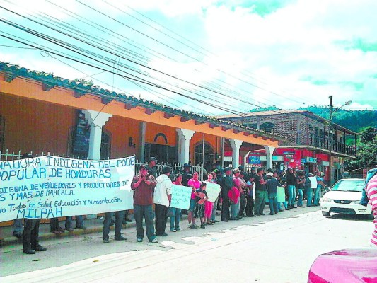 Vendedores se toman alcaldía de Marcala en La Paz