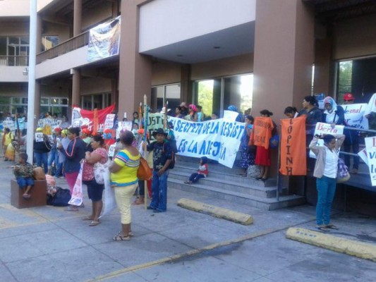 La ambientalista hondureña Bertha Cáceres murió en la sala de su casa en la colonia El Líbano de Intibucá, después de ser atacada a tiros por dos hombres que forzaron la puerta.