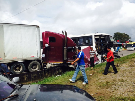 Honduras: Choque entre bus y rastra deja 10 heridos