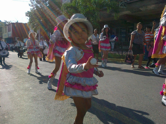 Escolares de San Pedro Sula rinden homenaje a Honduras en desfiles