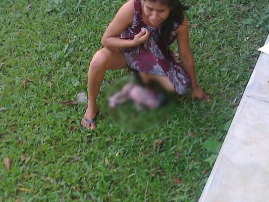 Mujer da a luz en el césped ante falta de atención
