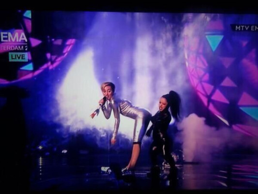 Miley Cyrus se fuma las críticas en los EMA 2013