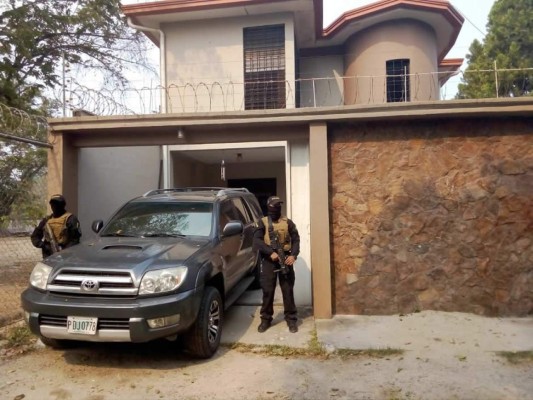 La vivienda donde supuestamente operaba un centro de operaciones de droga.