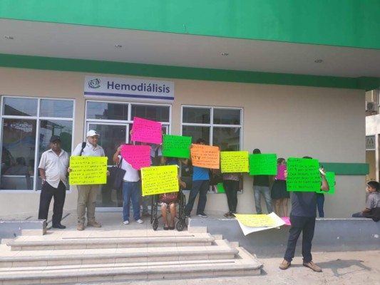 Enfermos renales protestan en el IHSS de San Pedro Sula