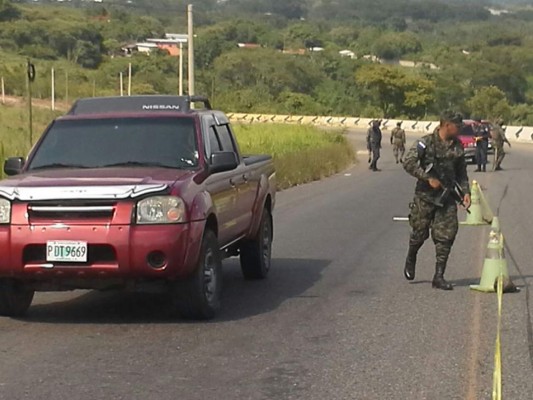 Dentro de su carro acribillan a comerciante en Santa Bárbara