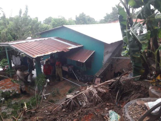 Derrumbes y fuertes lluvias genera frente frío en la región atlántica de Honduras