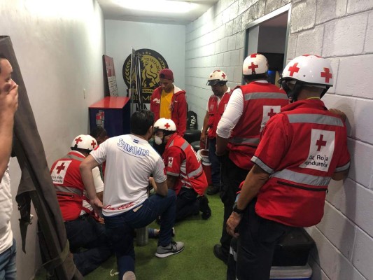 Policía le tira gas lacrimógeno a aficionados del Olimpia en el Nacional