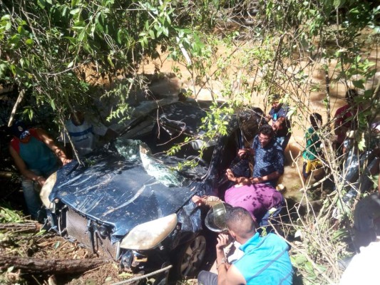Corriente de quebrada se lleva un vehículo en Yoro