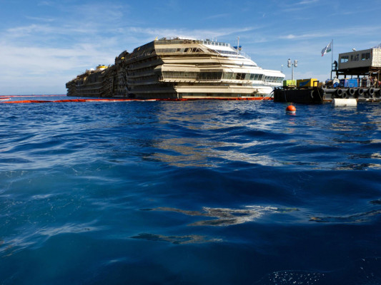 Hallan restos humanos en crucero Costa Concordia