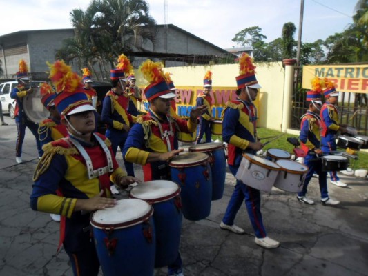 Bilingües no se quedan atrás y forman parte de las fiestas patrias