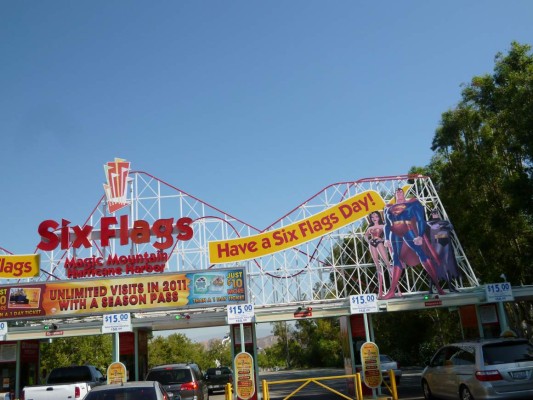 Cierran parque de diversiones en EUA por amenaza de bomba