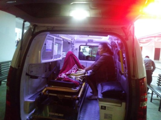 Dos hombres y una mujer que viajaban en una moto se salvan de morir al chocar con caballo