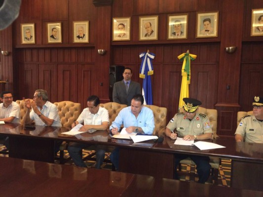 El alcalde Armando Calidonio, el secretario del Interior, Rigoberto Chang Castillo, autoridades de los Bomberos y empresarios participan de la firma del convenio.