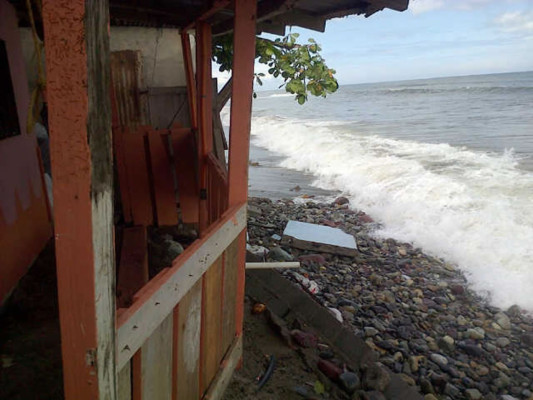 Fuerte oleaje provoca daños a viviendas en La Ceiba