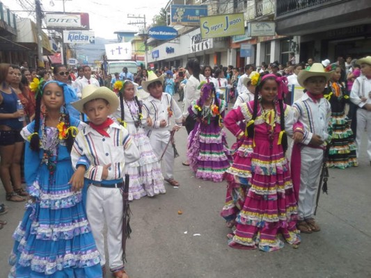 Más de 40 colegios de El Progreso rinden honores a la patria  