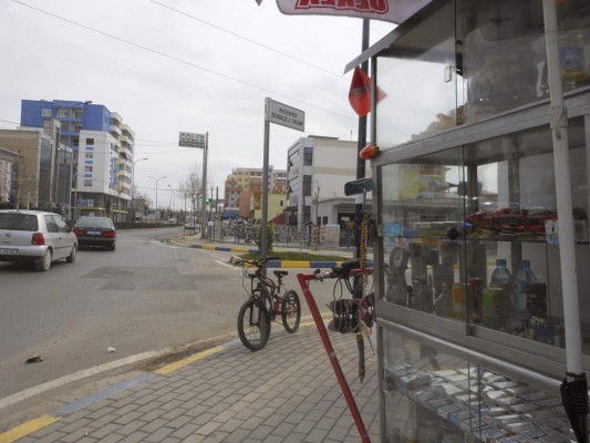 GRA345. KAMZA (ALBANIA), 19/03/2017.- Vista de la calle con el nombre del presidente estadounidense, Donald Trump, en una de las ciudades más pobres de Albania, Kamza, situada al noroeste de Tirana. Donald Trump no es el primer político que figura en el callejero de Kamza, donde también están George Bush, Nicolas Sarkozy o Silvio Berlusconi. EFE/Mimoza Dhima