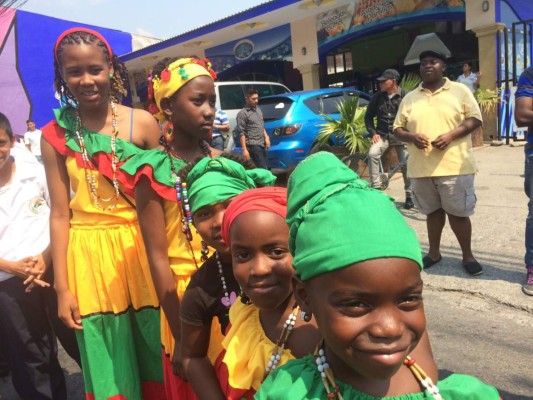Las niñas lucen la vestimenta que caracteriza a la etnia garífuna.