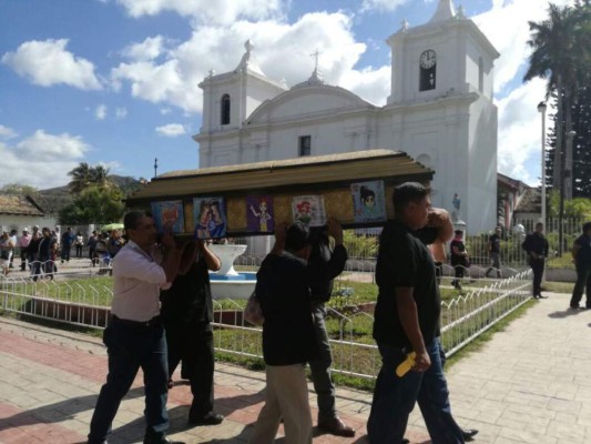 Unah entrega título post mortem de Silvia Izaguirre, estudiante de Medicina asesinada