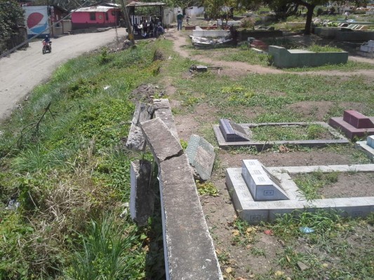 Conviven con los muertos en la colonia La Puerta 2