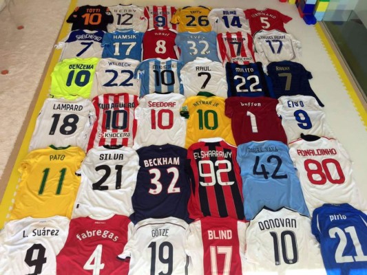 Piqué y su colección de camisetas en la que hay la de un hondureño