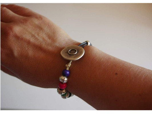 Elabora una pulsera de bolitas con cuero y cordón