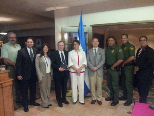 Canciller de Honduras visita frontera entre México y Texas