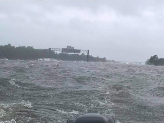 La autopista de Houston que se convirtió en 'oceáno' por Harvey