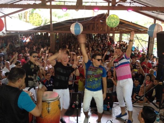 Veraneantes disfrutan en los balnearios de Honduras