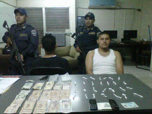 Detienen a un hombre y un menor con 27 puntas de supuesta cocaína en San Pedro Sula