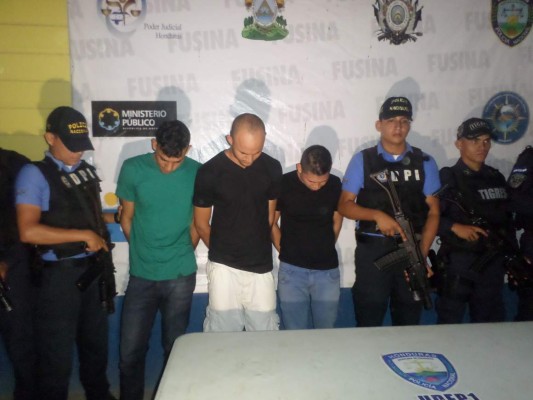 Caen tres supuestos asaltantes captados en video