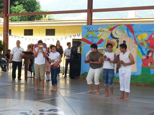 Escolares de San Pedro Sula celebran a Honduras
