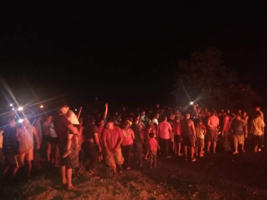 Pobladores salen a protestar tras 24 horas sin energía en San Pedro Sula