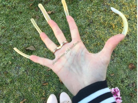 Así lucen las uñas de una joven con tres años de no cortarlas