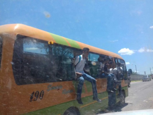 Sancionan a conductor que permitió a estudiantes colgarse de las ventanas