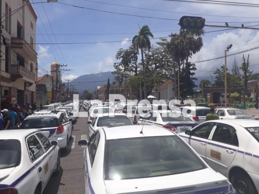 Taxistas de La Ceiba y Tegucigalpa protestan para que rebajen precio del combustible