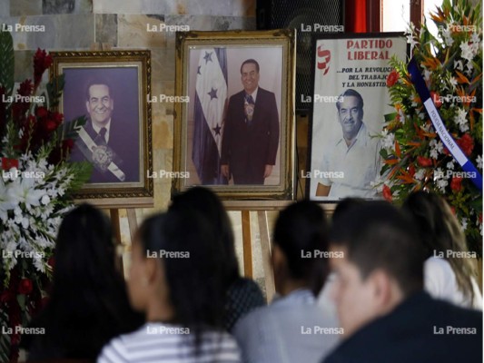 Con aplausos y cánticos, caravana se despide del expresidente Suazo Córdova