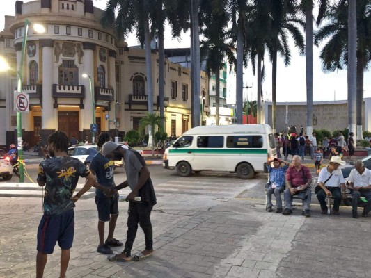 Migrants (L) are seen at the Miguel Hidalgo Central Park in Tapachula, Chiapas state, Mexico on July 21, 2019. - The illegal crossing of Hondurans, Salvadoreans and Guatemalan to Mexico increased significantly since October but migratory controls have postponed the 'American dream' of migrant families. Mexican President Andres Manuel Lopez Obrador agreed last month to crack down on undocumented migration, deploying tens of thousands of National Guardsmen to tighten its borders after US President Donald Trump threatened to impose tariffs. (Photo by ALFREDO ESTRELLA / AFP)