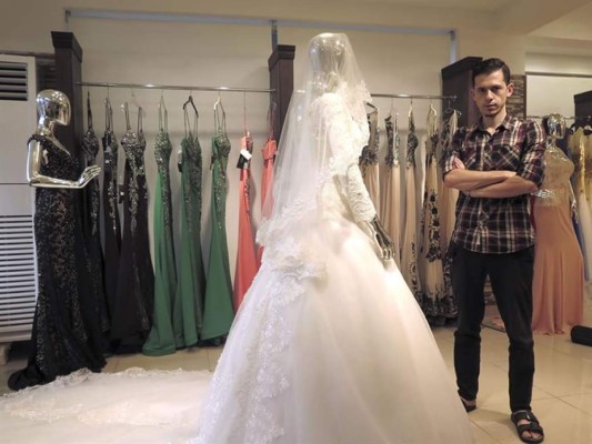 Las agujas sirias que cosen vestidos de novia en Egipto - Diario La Prensa