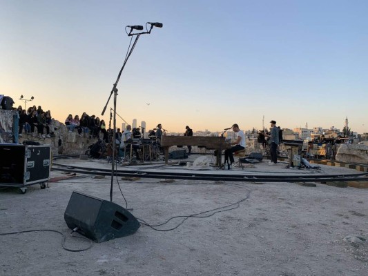 El mejor Coldplay abre su gira más corta con concierto memorable en Ammán