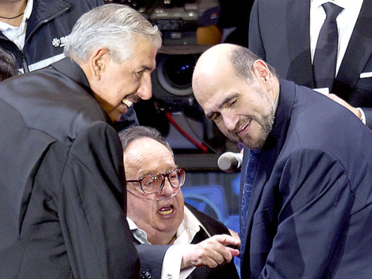 'Chespirito' abandonó su homenaje en ambulancia ‎